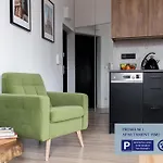 Premium Apartment With Free Private Parking