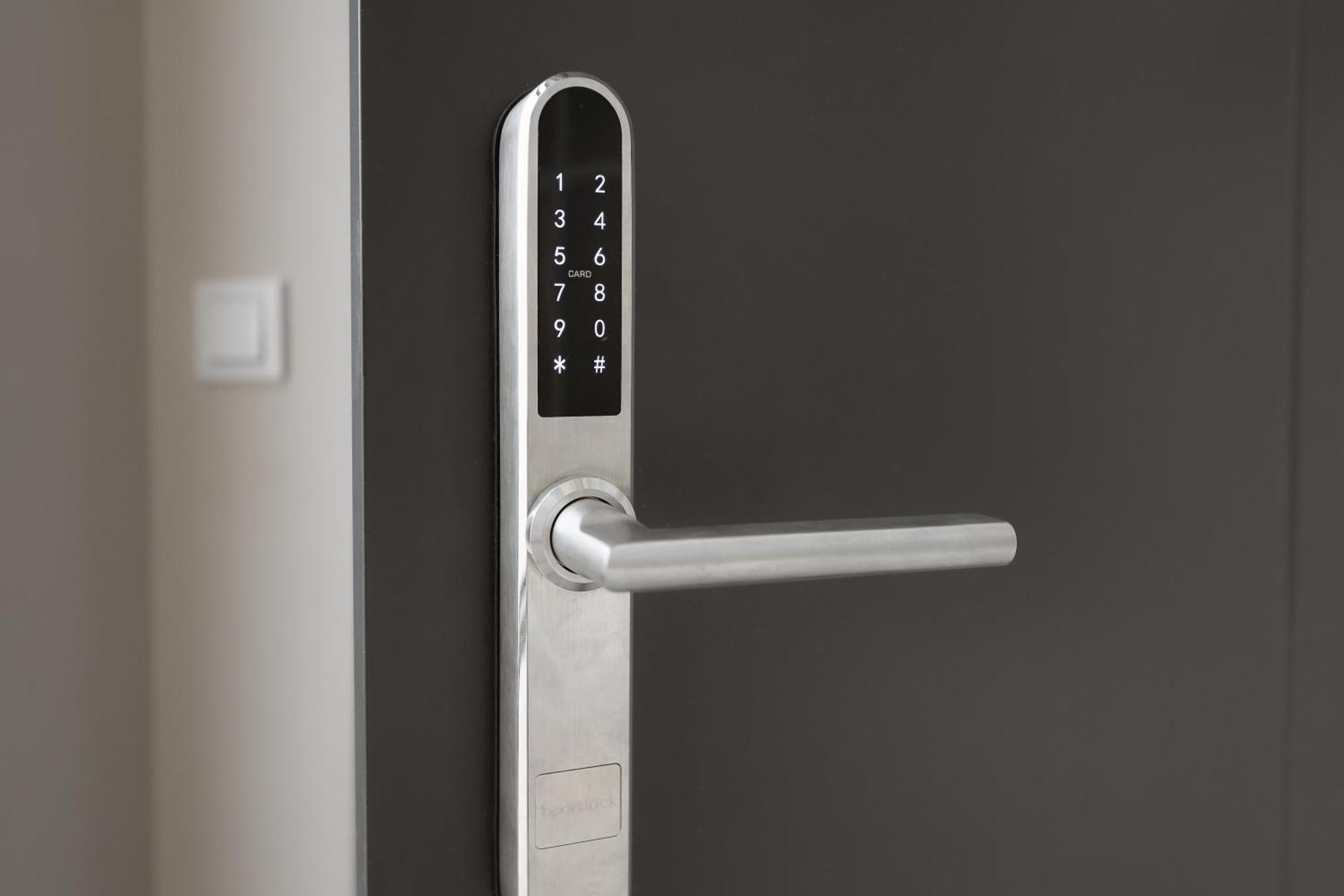 Premium With Free Private Parking Apartment *